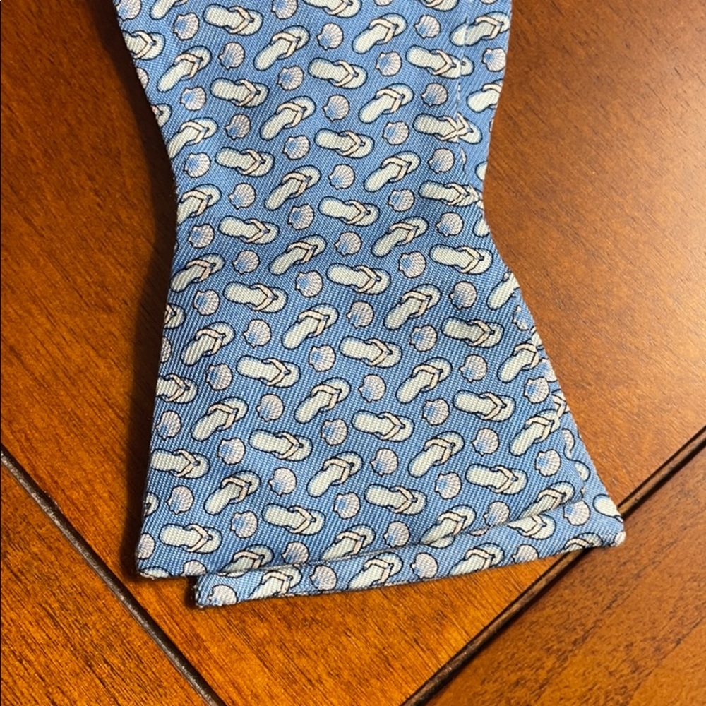 Vineyard Vines Shell Flipflop Adjustable Bow tie